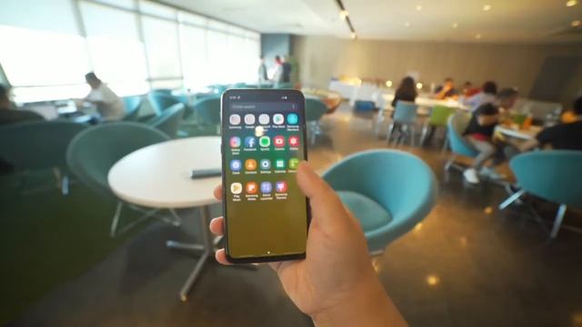 Samsung S10e vs iPhone Xr comparision. Size, camera, features and price. смотреть онлайн