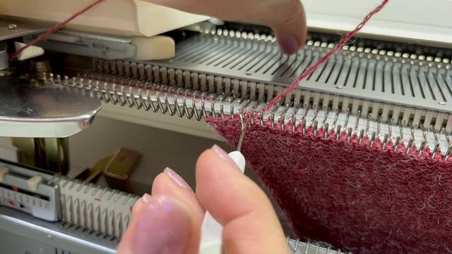 Закрытие петель на вязальной машине смотреть онлайн