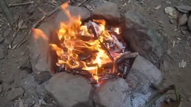 Постройка хижины в лесу из веток и грязи [Primitive Technology на русском] смотреть онлайн