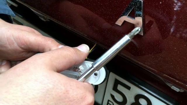 Лада 4х4/Замена лампочек в плафонах подсветки номерного знака на НИВЕ/Lada 4x4 смотреть онлайн