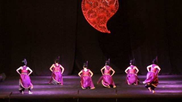 Indonesian folk dance: Lenggasor Dance from Banyumas, Central Java смотреть онлайн