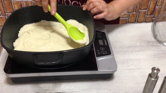 Квадратная пицца на квадратной сковороде с каменным покрытием.