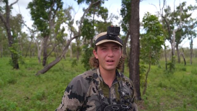 CRAZY wet season BUFFALO BOWHUNTING! | SOLO bowhunting Australia смотреть онлайн