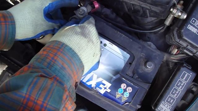 How to change battery in Toyota Corolla. Years 1996-2011 смотреть онлайн