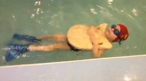 Обучение плаванию на спине с доской