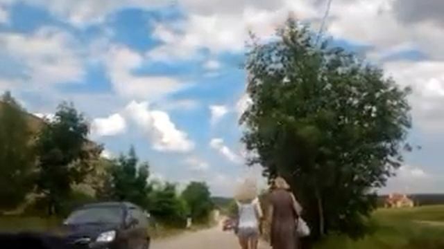 неспеша идёт по дороге =))) смотреть онлайн