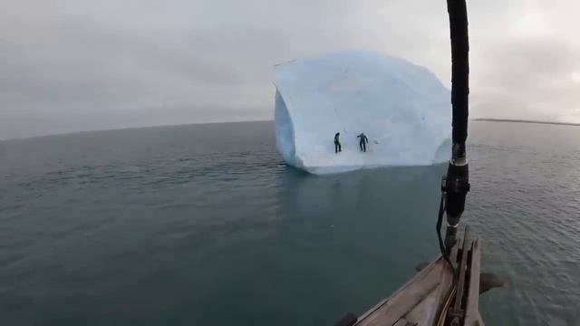 Ice Climbers Nearly Killed When Massive Iceberg Rolls Over On Them смотреть онлайн