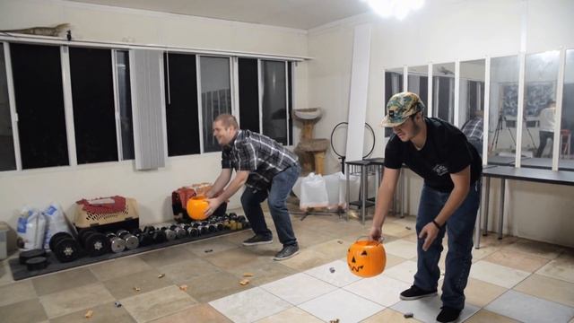 Trick & Treat | Try This Fun Halloween Game! (Minute to Win It Game Idea) смотреть онлайн