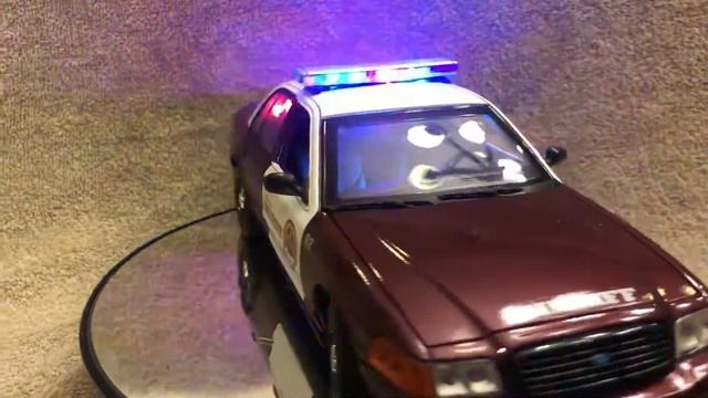 1/18 scale Story Brooke Maine Sheriff diecast Ford Crown Vic with working lights and siren смотреть онлайн