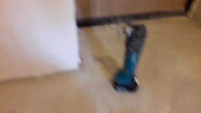 работа мультитулом макита (реноватором) штурм. шлифовка стяжки смотреть онлайн