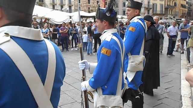 Verona Piazza Erbe 221° Anniversario delle Pasque Veronesi - Schieramento dei Reggimenti смотреть онлайн