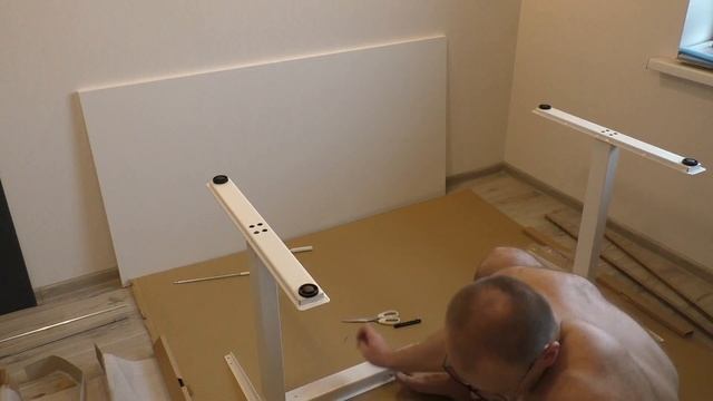 Собираю стол с регулируемой высотой IKEA TROTTEN смотреть онлайн