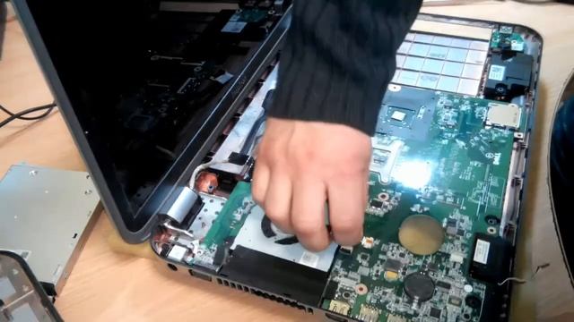 Разборка и замена термопасты в ноутбуке Dell inspiron 5720 смотреть онлайн