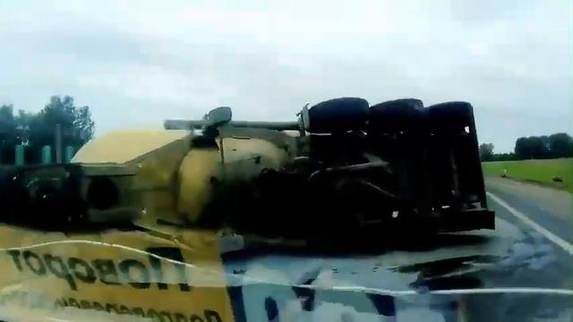 Опрокидывание грузовика, перевозившего муку смотреть онлайн
