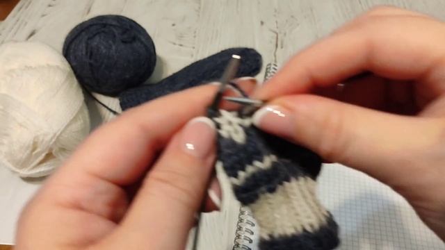 Вяжем орнамент/жаккард на носках порядно по схеме #вязание #носкиспицами #вяжемноски #жаккард смотреть онлайн