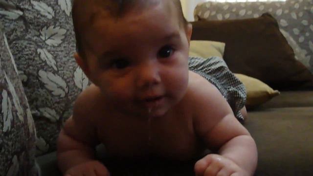 Giovanna no sofá do vô Osmar ! смотреть онлайн