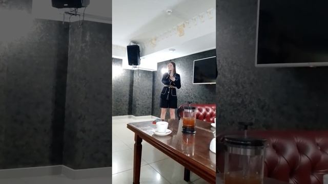 ЖИЛКИНА ДАША 17 ЛЕТ. ПОЕТ ПЕСНЮ САДЫ ЦВЕТУТ