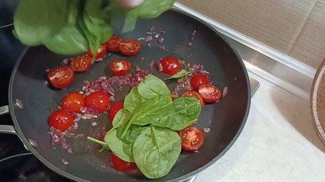 Семга в сливочном соусе со шпинатом и помидорами черри. смотреть онлайн