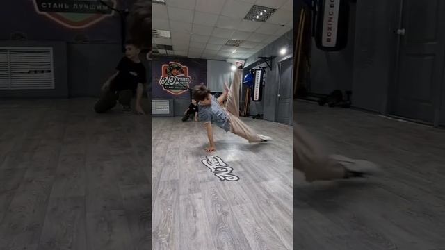 брейк данс / Илья Зайцев / bboy HIT / Комсомольск на амуре #nofrom #komsomolskonamure смотреть онлайн