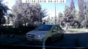 Кто кого должен пропустить при выезде из двора? 08/07/2016