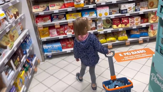 Алекса в магазине🛒 БЕРЁТ ВСЁ что хочет 😳