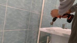 Пробиваю отверстие в эмалированной ванне, под врезной смеситель.