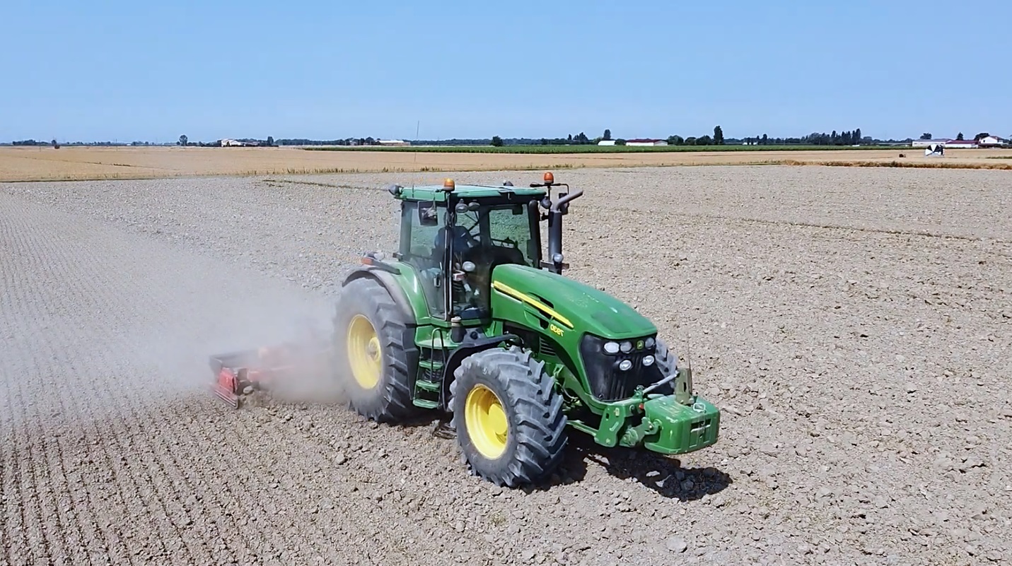 Мощь. Трактор 7.8 тонн и мощностью 200 л.с. проводит полевые работы. смотреть онлайн