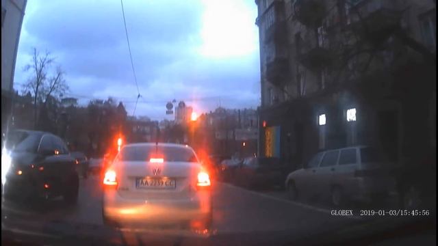 03.01.2019. Видео с дорог Киева. Прорезная никого не трогал. А тут на тебе. смотреть онлайн