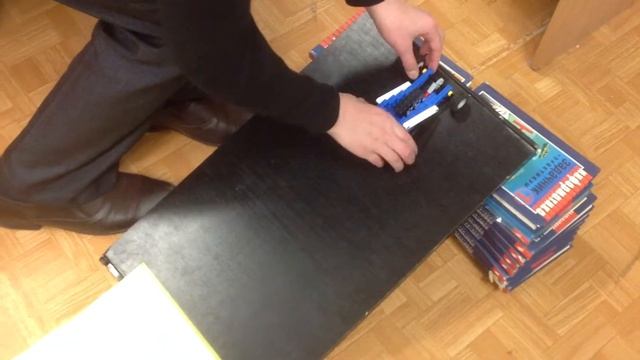 Тележка с маленькими колесами с одним грузом, с путем пройденному по пандусу без покрытия смотреть онлайн