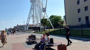 Шторм в Зеленоградске. Пляж во время шторма.Девушка в волнах занимается селфи.Мальчик вейкбордингом.