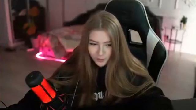 СЛИВ ГАЕЧКИ В КУПАЛЬНИКЕ БЕЗ ТРУСОВ смотреть онлайн