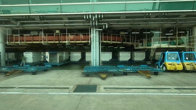 Landing At Tan Son Nhat Airport In Ho Chi Minh City смотреть онлайн