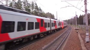 Немецкая скоростная "Ласточка" ЭС1 пролетает платформу Ушково на Выборг