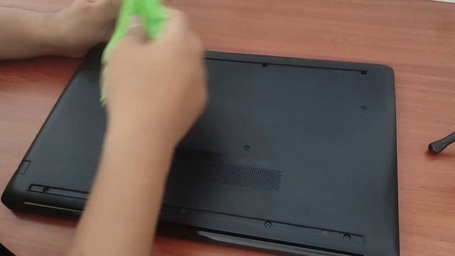 Cómo cambiar o instalar una memoria RAM de Laptop смотреть онлайн