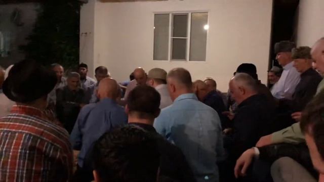 ЧЕЧЕНСКИЕ БОГОСЛОВЫ ИСПОЛНИТЕЛЯ СВЯТОГО ЗИКРА В ЕДИНОМ ДЖАМА1АТА И КОЛЛЕКТИВНОМ ИСПОЛНЕНИИ ЗУЬКАР смотреть онлайн