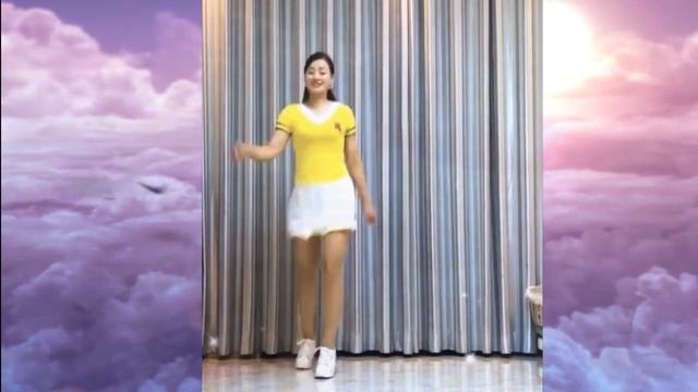 красавица Цин Цин (Qingqing) танцует Маленький Вихрь под Глюк’оZа - Мотыльки (feat. KYIVSTONER) #青青 смотреть онлайн