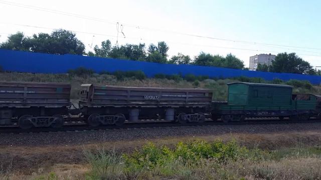 Магистральный тепловоз 2ТЭ116-1045 с грузовым поездом смотреть онлайн