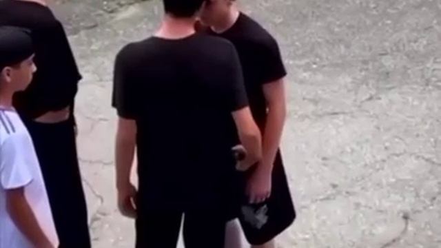 ?? Русский подросток в Ярославле, попав в окружение мигрантских отпрысков, решил сыграть на опереж смотреть онлайн