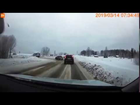 На выезде с Яреги иномарка Hyundai Santa Fe на полной скорости вылетела в кювет смотреть онлайн