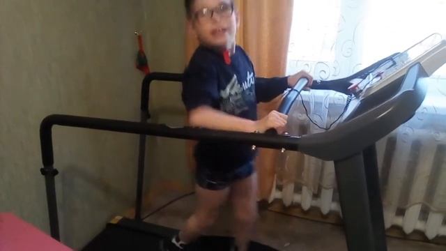Быстрая ходьба на беговой дорожке смотреть онлайн