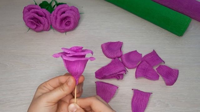 ?Цветы из гофрированной бумаги. Своими руками.? Розы из гофрированной бумаги! Самый простой способ. смотреть онлайн