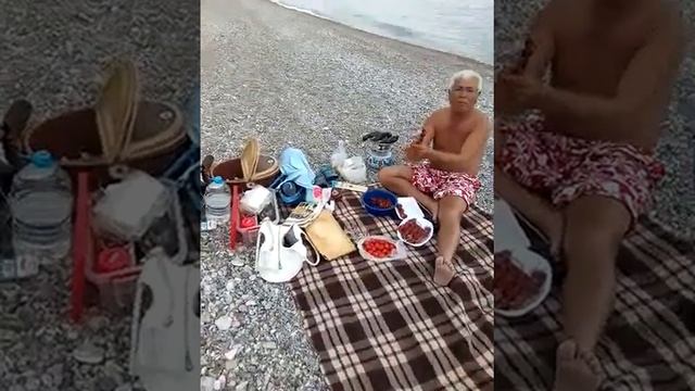 Шашлык на диком пляже в Бельдиби смотреть онлайн