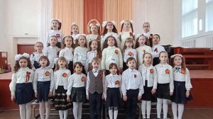 "Мир нужен всем" муз. и сл. Т.Кривовой исп. Хор младших классов "Соловушки"