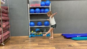 Уголок - приседание на одной ноге. ОФП дети 5 лет