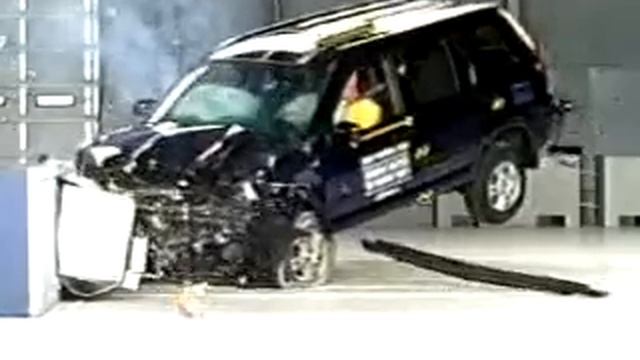 Crash Test 2002-2006 Honda CR-V (Frontal Offset) IIHS смотреть онлайн
