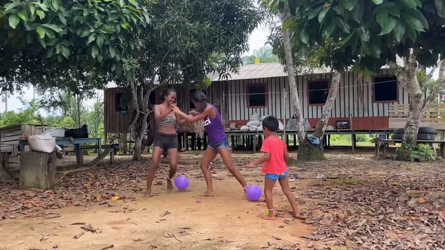 FABIOLA E DANIELE MOSTRAM A VIDA SIMPLES E ALEGRE DOS RIBEIRINHAS ISOLADAS NA SELVA/AMAZONAS. смотреть онлайн