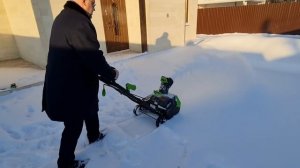 Аккумуляторный снегоуборщик