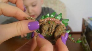 Распаковка  динозавра который ходит и рычит и маленькие динозавры в яйцах