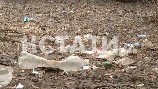 После сошествия снега, город буквально утопает в грязи смотреть онлайн