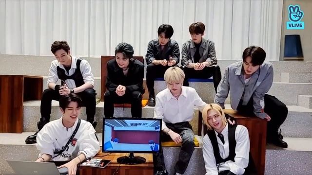 Stray Kids reaction to Hyunjin in Back Door Dance Practice Video (Lovestay Hanbok ver.) смотреть онлайн